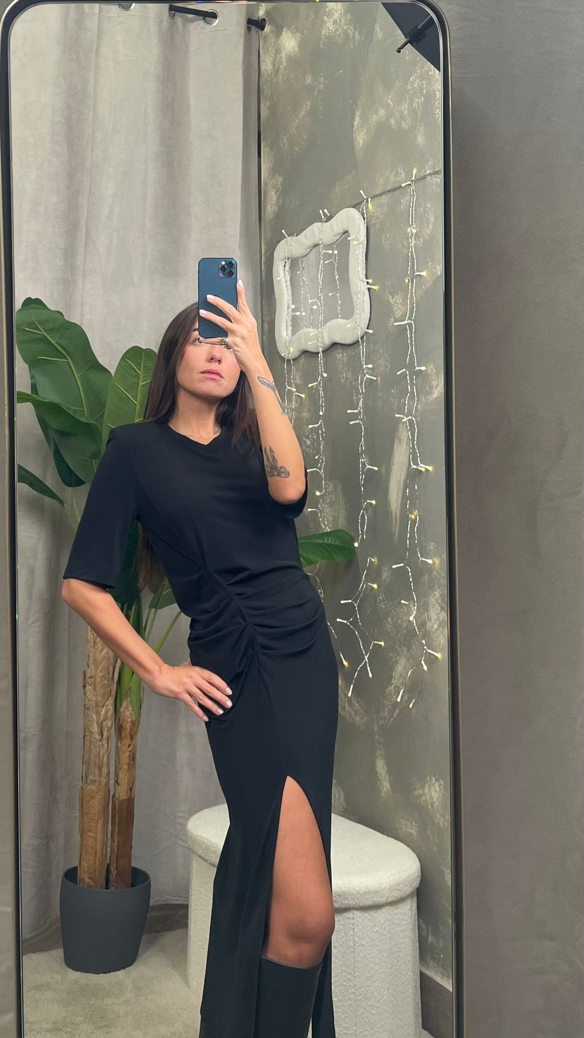 Abito ViCOLO lungo nero con arriccio laterale e spacco -UFO136-