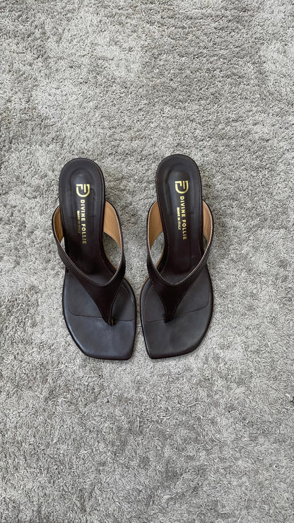 Sandalo sabot infradito con tacco Divine Follie -